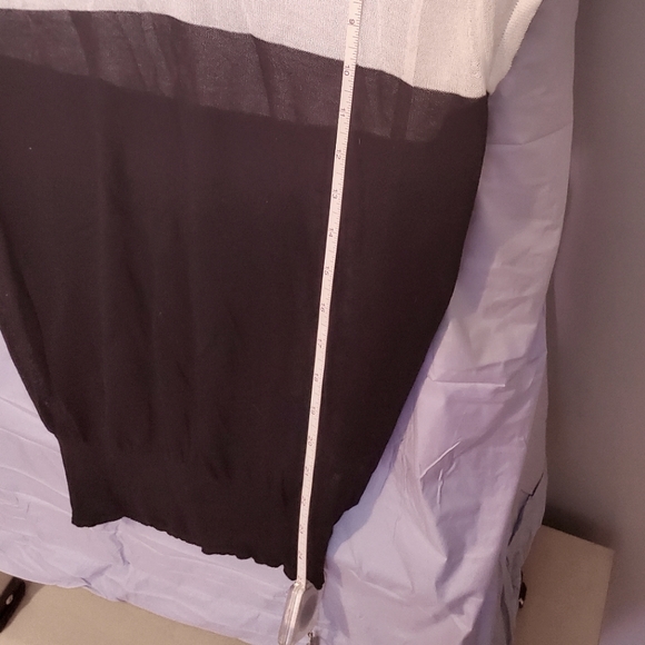 UNIQLO Original Viscose B&W Blouse, Size S, NWT - Picture 7 of 7